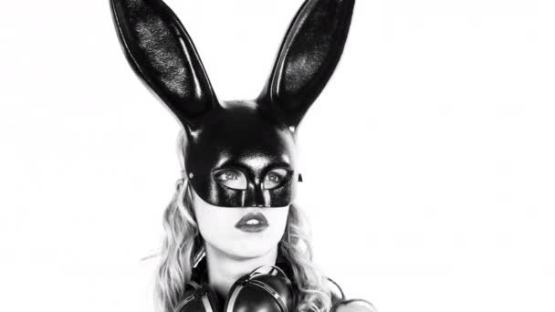 Portret Van Jonge Sexy Vrouw Met Grote Bunny Oren Masker — Stockvideo