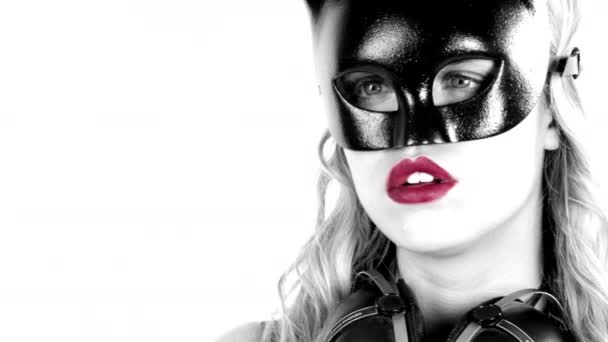Портрет Молодої Сексуальної Жінки Чорною Маскою Навушниками — стокове відео