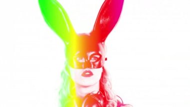 Siyah maske ve kulaklık ile genç kadın portresi