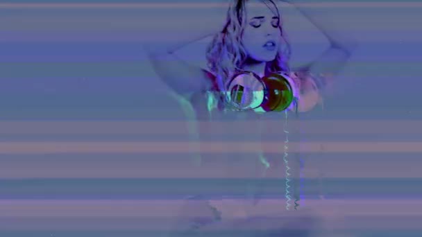 Verticale video van UV glow danseres — Stockvideo