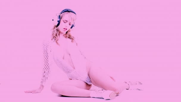 Junge Sexy Frau Bewegt Sich Mit Kopfhörern Auf Dem Boden — Stockvideo