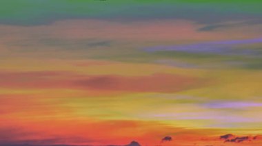 Gökyüzünde renkli günbatımı bulutlar Timelapse