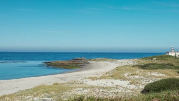 Blick Auf Den Leuchtturm Larino Strand Der Küste Von Galicien — Stockvideo