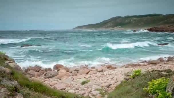 西班牙加利西亚美丽的佩德罗萨海滩上的波涛时光流逝 — 图库视频影像