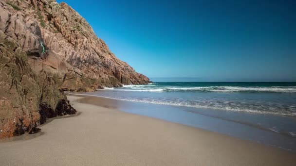 スペイン ガリシア州コスタ モルテ海岸の美しいペドロサ ビーチ — ストック動画