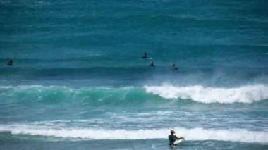 Akdeniz 'in dalgalarında sahilde sörfçü