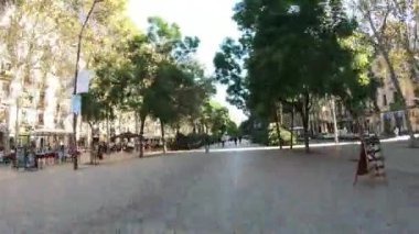 Parkta yürüyen insanların bulanıklığı.