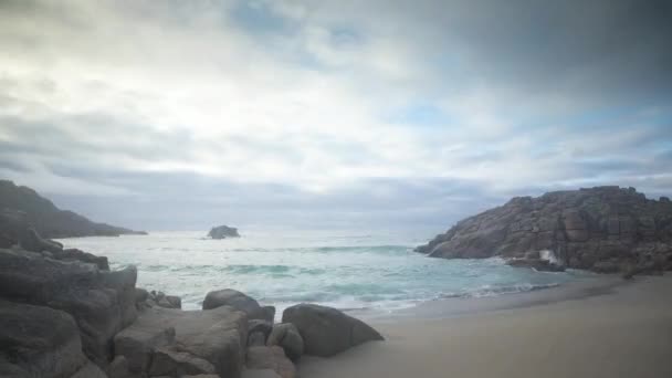 西班牙加利西亚美丽的佩德罗萨海滩上的波涛时光流逝 — 图库视频影像