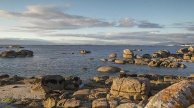 Güzel bir kayalık plaj sahil İspanya Mexilloeira