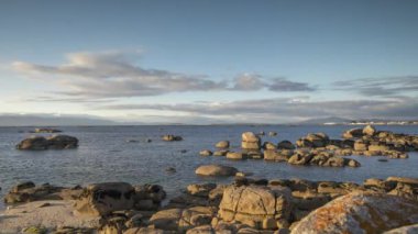 Güzel bir kayalık plaj sahil İspanya Mexilloeira