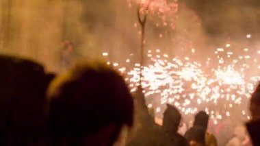 Barcelona, İspanya - 22 Eylül 2018: Kalabalık sokakta yangın festival Correfoc için 