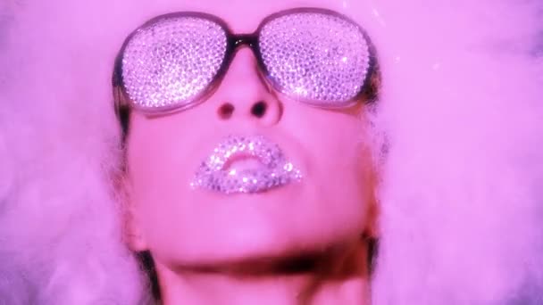 Kvinna Poserar Med Kristaller Läppar Och Vit Peruk — Stockvideo