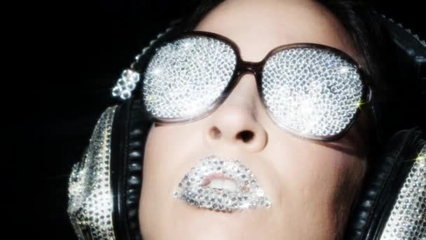 Κοντινό Πλάνο Γυναίκα Κρύσταλλα Στα Χείλη Και Λαμπερά Γυαλιά Ηλίου — Αρχείο Βίντεο