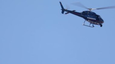 Barcelona, İspanya - 22 Ekim 2018: kent üzerinde gökyüzünde uçan polis helikopteri