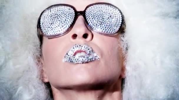 Mujer Posando Con Cristales Los Labios Peluca Blanca — Vídeo de stock