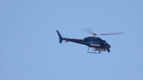 Barcelona Espanha Outubro 2018 Helicóptero Polícia Voando Céu Sobre Cidade — Vídeo de Stock