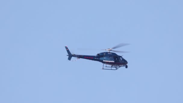 Barcelona Španělsko Října 2018 Policejní Vrtulník Létání Nebe Nad Městem — Stock video