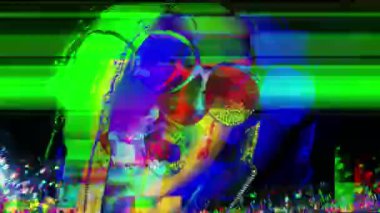 Dudaklar ve güneş gözlüğü üzerinde kristalleri ile güzel kadın