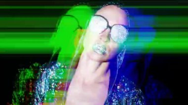 Dudaklar ve güneş gözlüğü üzerinde kristalleri ile güzel kadın