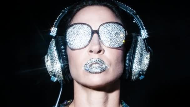 Piękna Kobieta Kryształkami Usta Błyszczące Okulary Poruszających Się Czarnym Tle — Wideo stockowe