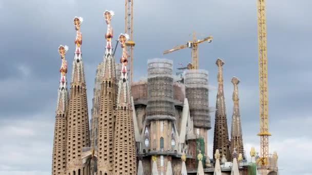 西班牙巴塞罗那 2018年10月22日 圣家堂大教堂和建筑起重机景观 — 图库视频影像