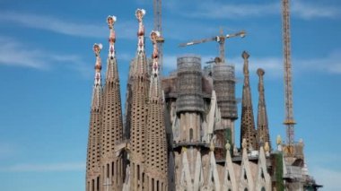 Barcelona, İspanya - 22 Ekim 2018: Bulutların üzerinde Sagrada Familia Katedrali, Timelapse 