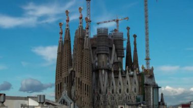 Barcelona, İspanya - 22 Ekim 2018: Bulutların üzerinde Sagrada Familia Katedrali, Timelapse 