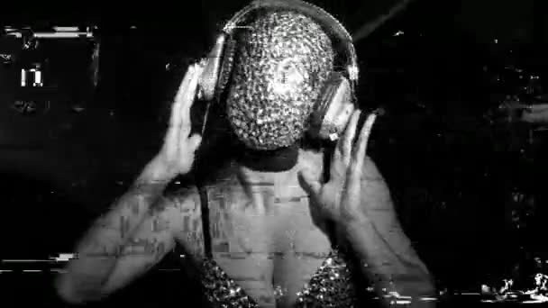 ダイヤモンドの顔のマスクと衣装で踊る女性 — ストック動画