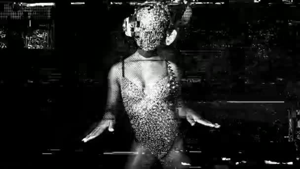 跳舞的妇女在金刚石面孔面具和服装 — 图库视频影像