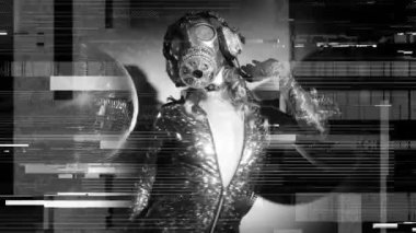 Kadın ayna topları ile gaz maskesi ve kulaklıklar ile poz