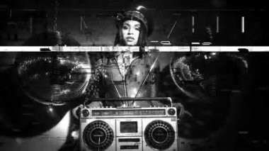 Seksi Latin kadın eski müzik kutusu ve disko toplarıyla poz veriyor.