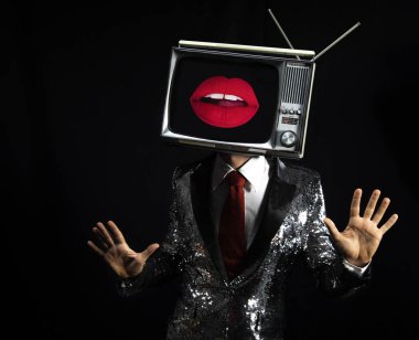 Kafası televizyon gibi havalı erkek oyuncu, ekranda seksi dudaklar ve dans eden adam.
