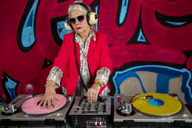 DJ büyükanne ve büyükbaba, büyük çift disko ayarında parti