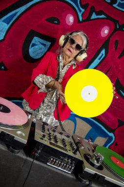 Grafiti duvarının önünde muhteşem bir DJ var. 