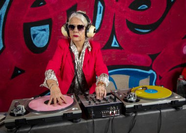 Grafiti duvarının önünde muhteşem bir DJ var. 