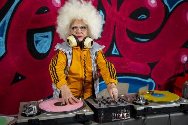 Grafiti duvarının önünde muhteşem bir DJ var. 