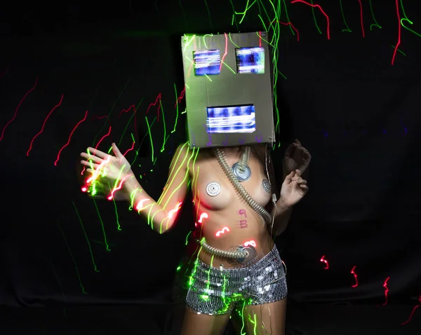 性感的女性摆姿势与机器人头 — 图库照片