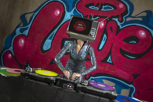 Cabeça Mulher Djing Com Lábios Tela Frente Palavra Amor Grafite — Fotografia de Stock