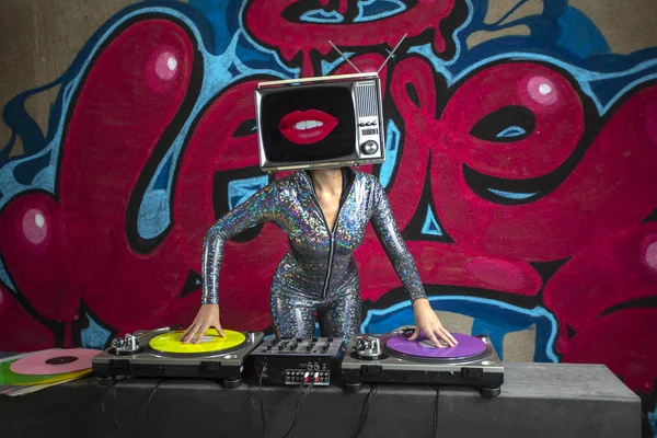 Mulher Com Cabeça Tocando Música Com Lábios Tela Frente Palavra — Fotografia de Stock