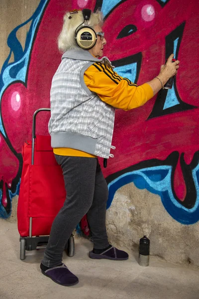 Awesome Rebel Grandma Graffiti Artist Urban Wall — 스톡 사진