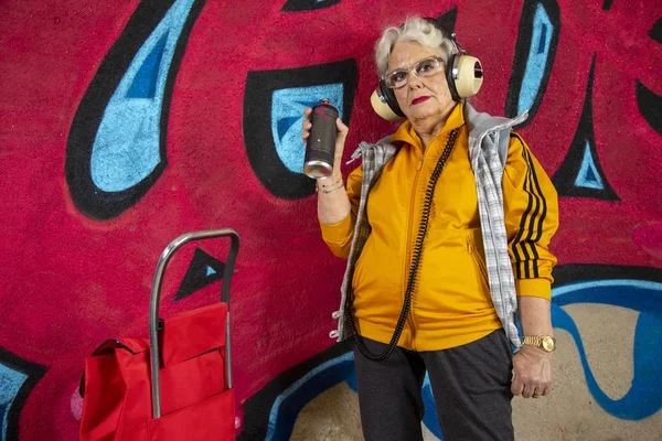 Крутая Бабушка Бунтовщица Рисует Граффити Городской Стене — стоковое фото