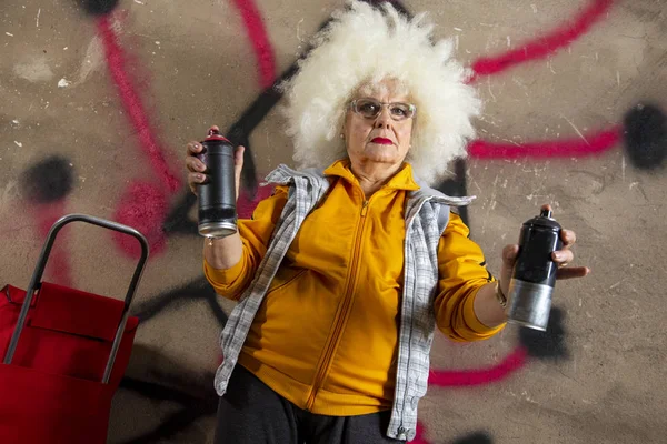 Geweldig Rebel Oma Graffiti Kunstenaar Tegen Een Stedelijke Muur — Stockfoto