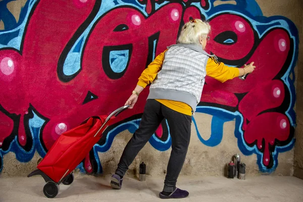 Cool Rebel Babička Malování Graffiti Proti Městské Zdi — Stock fotografie