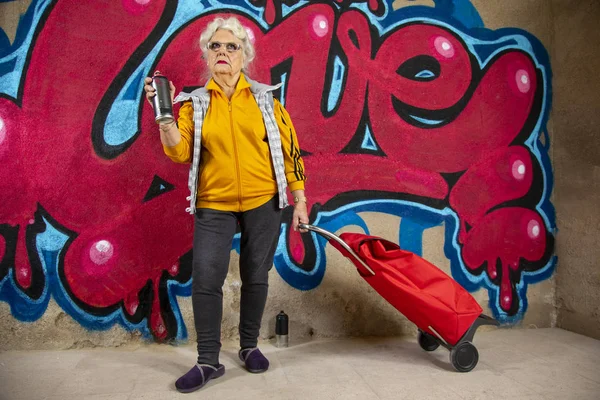 Cool Rebell Mormor Måla Graffiti Mot Urban Vägg — Stockfoto