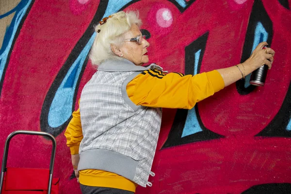 Cool Rebel Babička Malování Graffiti Proti Městské Zdi — Stock fotografie