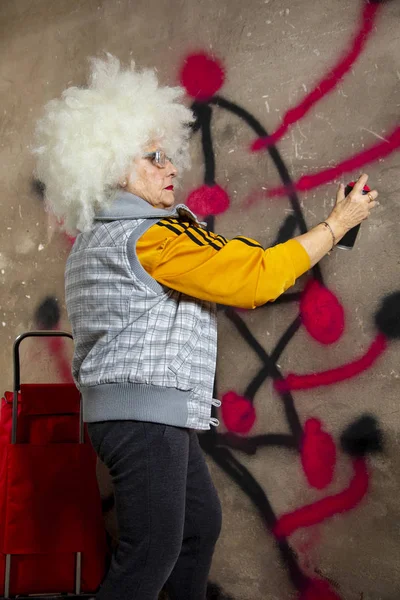 Niesamowite Buntownik Babcia Graffiti Artysta Przeciw Miejski Ściana — Zdjęcie stockowe