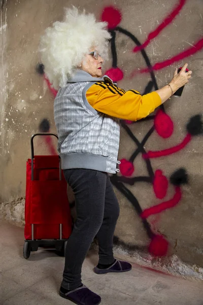 Ehrfürchtige Rebellische Oma Graffiti Künstler Gegen Eine Städtische Mauer — Stockfoto