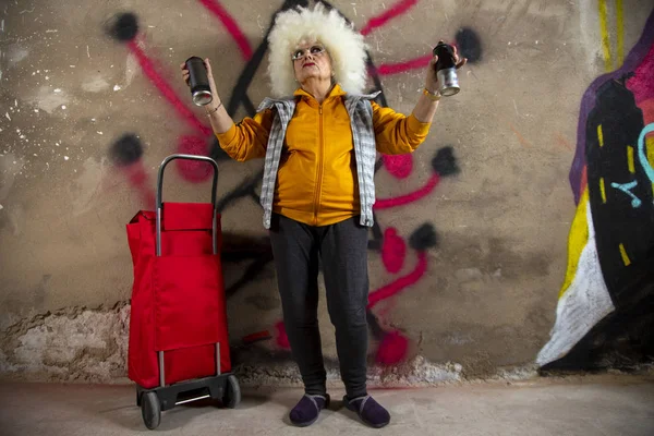 Incrível Rebelde Avó Graffiti Artista Contra Uma Parede Urbana — Fotografia de Stock