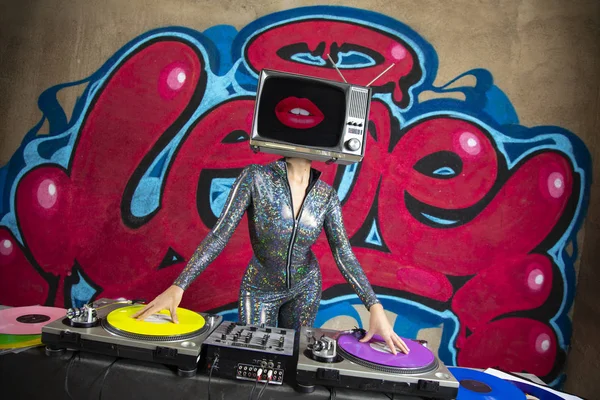 Testa Donna Djing Davanti Alla Parola Amore Graffiti Dipinti Muro — Foto Stock