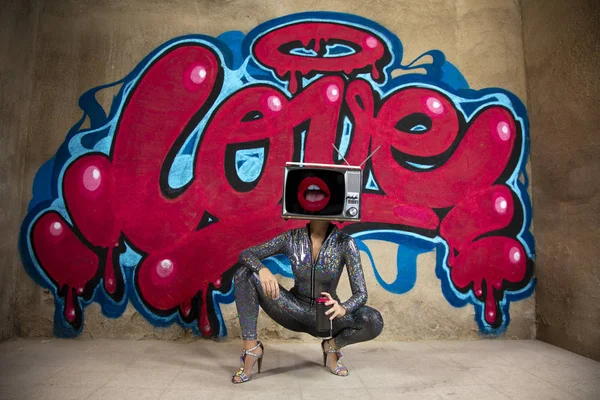 Mujer Cabeza Delante Palabra Amor Graffiti Pintado Pared —  Fotos de Stock